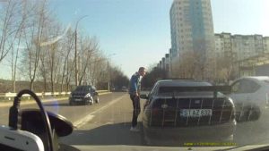 Βγήκε με λοστό στο χέρι απ’ το αμάξι του για να επιτεθεί σε άλλον οδηγό. Δείτε τι ακολούθησε (Video)