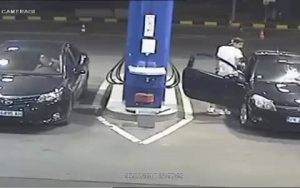 Αρνήθηκε να σβήσει το τσιγάρο του στο βενζινάδικο. Δείτε τι του έκανε ο ιδιοκτήτης… (video)