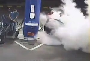 Μυθικό! Αυτός ο τύπος δεν θα ανάψει πότε ξανά τσιγάρο σε βενζινάδικο (video)