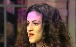 Σπάνια «ικανότητα»: Φτύνει τη τσίχλα και τη ρουφά πίσω στο στόμα της (video)