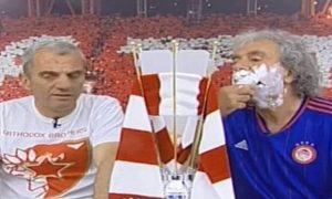 Εκανε την κούπα… καθρέφτη και ξυρίζεται ο Τσουκαλάς (video)