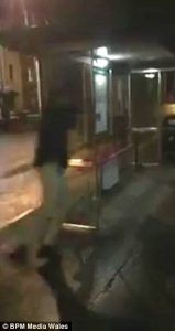 Άνδρας περνάει μέσα από το τζάμι στάσης λεωφορείου (video)