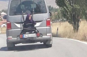 Έδεσε το παιδί του στο πίσω μέρος του αυτοκινήτου! (video)