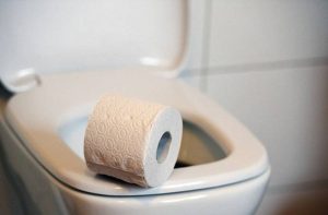 Ο σωστός τρόπος για να σκουπιζόμαστε στην τουαλέτα!