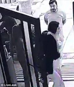 Απήγαγαν παιδί μπροστά στα μάτια των γονιών του και έξω από το σπίτι (video)