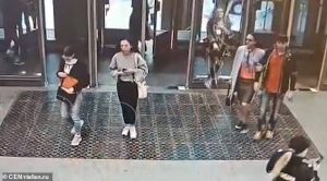 Γυναίκα περνάει μέσα από πόρτα και σοκάρει το κοινό (video)