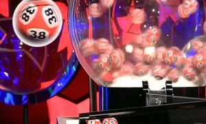 Χαμός σε τυχερό παιχνίδι: «Βρέθηκε» μπαλάκι με 2 αριθμούς! (vid+pic)