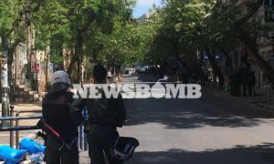 Φωτιά σε κάδους στα Εξάρχεια – Ένταση μετά την πορεία στο κέντρο της Αθήνας