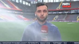 Αθλητικός ρεπόρτερ γίνεται λούτσα από ποτιστικό γηπέδου on air! (video)