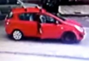 Θεσσαλονίκη: Το βίντεο που έχει εξοργίσει το διαδίκτυο – Ανοίγει την πόρτα του αμαξιού και…