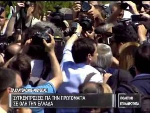 Απίστευτες σκηνές λατρείας για τον Βαρουφάκη στη συγκέντρωση της Πρωτομαγιάς