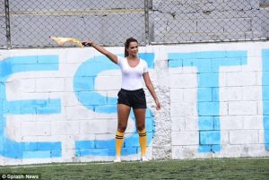 Γυναίκα βοηθός διαιτητή έκλεψε την παράσταση σε αγώνα ποδοσφαίρου
