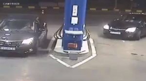 Πήγε σε βενζινάδικο με τσιγάρο και αρνήθηκε να το σβήσει. Δείτε τι του έκαναν… (video)