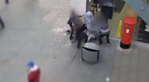 Σοκαριστικό βίντεο: Άνανδρη επίθεση τεσσάρων ατόμων σε άστεγο