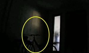 Δώστε προσοχή στον κύκλο της φωτογραφίας και δείτε τη σκιά στο βίντεο! Θα πάθετε σοκ κι εσείς…
