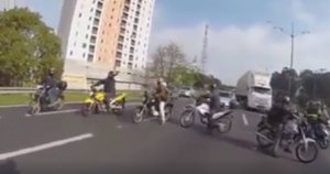Μοτοσικλετιστές κλείνουν λεωφόρο και σώζουν σκύλο από βέβαιο θάνατο (video)
