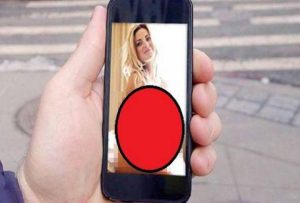 Στέλνεις γυμνές φωτογραφίες από το κινητό σου; Δες γιατί δεν πρέπει να το ξανακάνεις… (video)