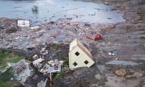 Τρομακτικό: Η θάλασσα «κατάπιε» μέρος μικρού χωριού (video)