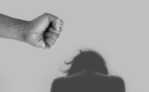 Δείτε με ποιον απίστευτο τρόπο γυναίκα κατήγγειλε περιστατικό βίας (video)