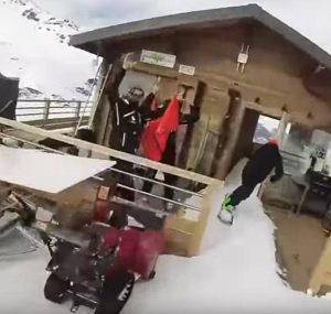 Αθλητής του snowboard τρακάρει με παράθυρο (video)