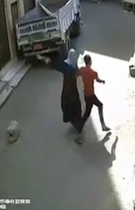 Γυναίκα κυνήγησε άντρα που πήγε να τη ληστέψει και τον έβαλε φυλακή (video)