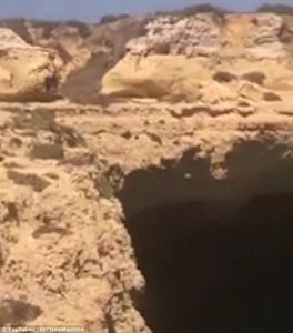 Έκανε βουτιά στη θάλασσα και κατέληξε με σπασμένα πλευρά (video)