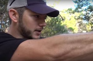 Δείτε τι θα συμβεί αν πυροβολήσεις με όπλο βυθισμένο στη… βενζίνη;! (video)