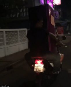 Κουβάλησε το ψυγείο που κέρδισε μέχρι το σπίτι με αυτό τον τρόπο (video)
