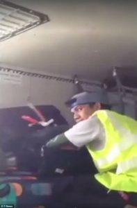 Υπάλληλος αεροδρομίου ανοίγει τις βαλίτσες και ψάχνει σε αυτές (video)