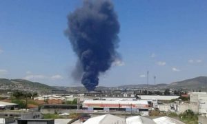 ‘Ένας νεκρος και άγνωστος αριθμός εγκλωβισμένων από έκρηξη σε εργοστάσιο του Βόλου