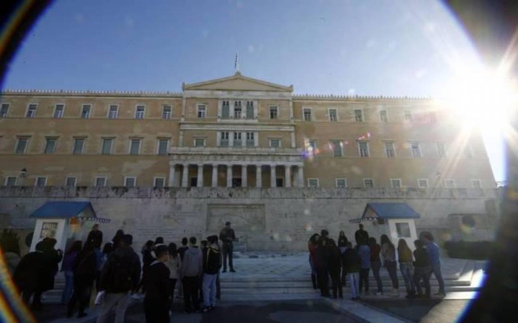 Συναγερμός για ύποπτο φάκελο έξω από τη Βουλή