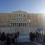 Συναγερμός για ύποπτο φάκελο έξω από τη Βουλή