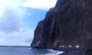 Συγκλονιστικό βίντεο: Τεράστιο κομμάτι βράχου έπεσε κοντά σε λουόμενους