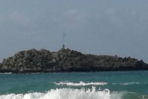Κρήτη: Κολύμπησε μέχρι το απέναντι νησί για να αντικαταστήσει την σημαία