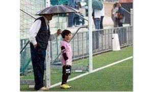 «Αθάνατη» Ελληνίδα μάνα: Κρατουσε ομπρέλα στο γιό της, που έπαιζε τερματοφύλακας! (photo)