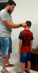 Έφηβος με ακουστικό άκουσε τη φωνή του πατέρα του και αμέσως έκλαψε (video)