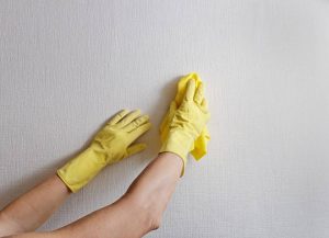 Βρώμικοι τοίχοι στο σπίτι; Δες πώς θα τους καθαρίσεις με απλά υλικά!