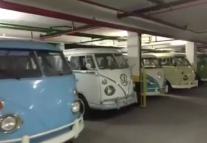 Τα θυμάστε; Απίστευτα παλαιά φορτηγάκια Volkswagen μας γυρνούν σε άλλες εποχές (video)