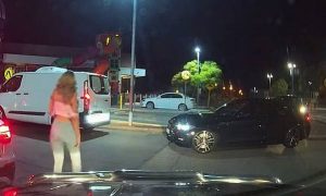Κόρναρε σε καυτή γυναίκα που περνούσε – Αυτό που ακολούθησε δεν θα το ξεχάσει (video)