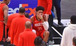 NBA: Παίκτης τραυματίστηκε και αποχώρησε με καροτσάκι, αλλά ήθελε να χτυπήσει βολές! (video)