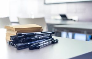 Σάλος με τον καθηγητή που κλείδωσε μαθητή στην τάξη (video)