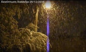 Χιόνια στην Αθήνα: Η στιγμή της έντονης χιονόπτωσης στο Χαλάνδρι (video)