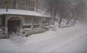 Live Cam: Εντονη χιονόπτωση και όλα άσπρα στα Χάνια Πηλίου (video)