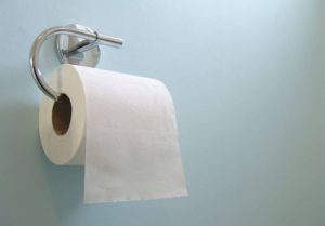 Τόσα χρόνια το κάνουμε λάθος! Αυτός είναι ο σωστός τρόπος να σκουπιζόμαστε στην τουαλέτα!
