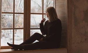 Χειμωνιάτικη κατάθλιψη: Γιατί επηρεάζει τις γυναίκες – Ποια είναι τα συμπτώματα (εικόνες)