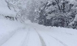 Τα παράδοξα του καιρού! Χιόνισε μέσα στη Φλώρινα, στους 28 βαθμούς ο υδράργυρος στην Κρήτη (vid)