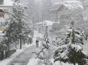 Πυκνές χιονοπτώσεις απ’ το απόγευμα και έως την Τετάρτη! Ο καιρός μέχρι το Σάββατο (Video)