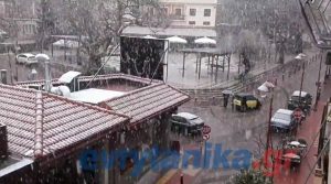 Καιρός: Απριλιάτικο χιόνι μέσα στο Καρπενήσι (video)