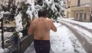 Βγήκε… ημίγυμνος να πιει φραπέ στα χιόνια (video)