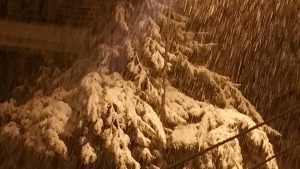 Ασπρη μέρα σε όλη την Αθήνα. Χιονίζει και στο κέντρο της πόλης… (Photos)
